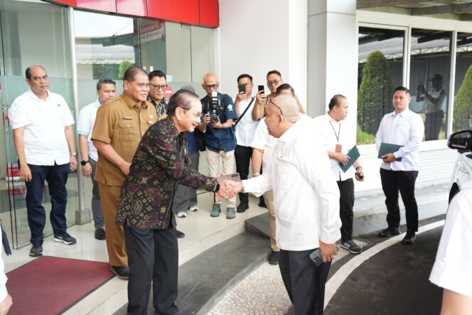 
​Kunjungan Kerja ke Indah Kiat, Wamenaker Dorong Harmonisasi Hubungan Industrial di Tangerang