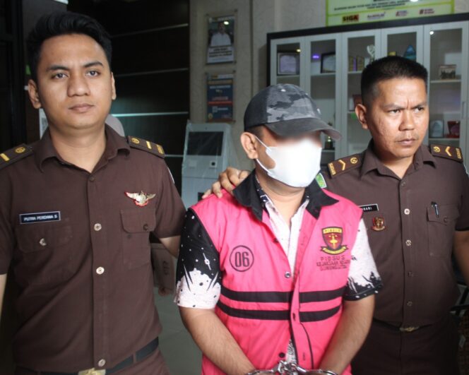 
Negara Rugi Rp214 Juta, Kejari Gunungsitoli Resmi Tahan Direktur Konsultan Proyek Mandrehe Utara