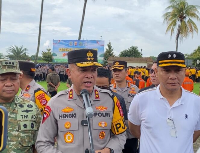 
Bersama Warga, Kapolda Banten Gelar Bersih-Bersih Kawasan Banten Lama