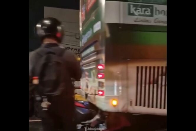 
Transjakarta Ungkap Kronologi Motor Masuk Kolong Bus di Cijantung