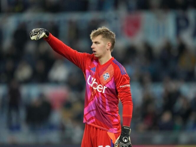 
Usai Tampil Apik, Kiper Como Asal Prancis Dipantau Timnas Prancis