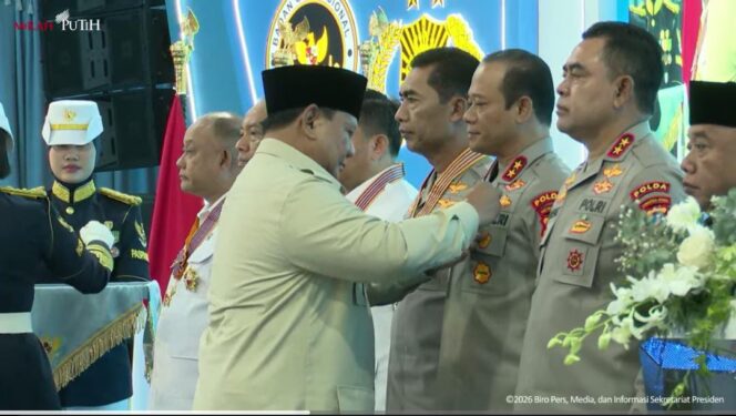 
Presiden Prabowo Anugerahkan Satyalencana Wira Karya kepada Kapolda Metro Jaya