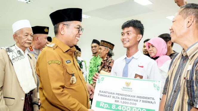 
Safari Ramadan Perdana, Andra Soni Kucurkan Rp233 Juta untuk Warga