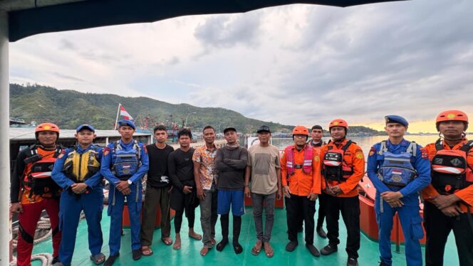 
Alami Kerusakan Mesin, Perahu Nelayan Diselamatkan Tim SAR Gabungan