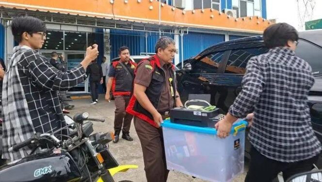 
Dugaan Korupsi di Tubuh BPN Serang, Tim Jaksa Kejari Lakukan Penggeledahan Mendadak