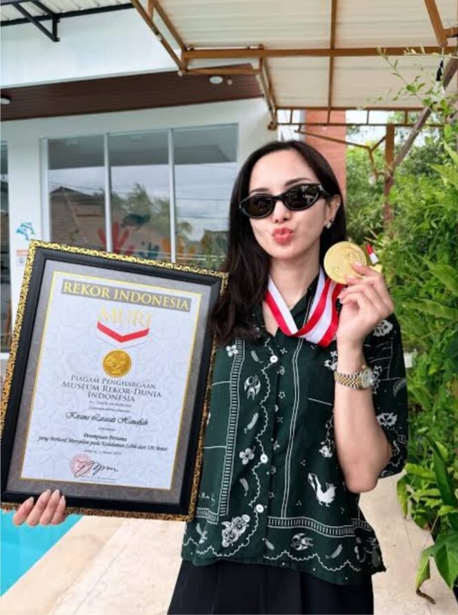 
Bukan Sekadar Eksis, Kirana Larasati Buktikan Dedikasi dengan Pecahkan Rekor MURI