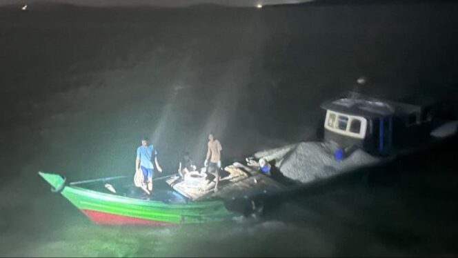 
Kapal Perang RI Gagalkan Aksi Perompakan Batu Granit di Perairan Riau