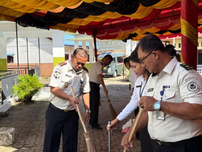 
Lapas Gunungsitoli Rayakan HBP ke-62 Lewat Aksi Bersih Fasilitas Umum