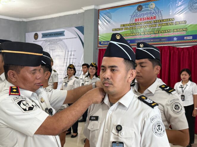 
Ka. Lapas Kelas IIB Gunungsitoli Serahkan SK Kenaikan Pangkat kepada 21 ASN