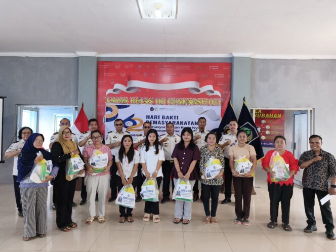 
Dihari Puncak Hari Bakti Pemasyarakatan Ke-62, Lapas Gunungsitoli Berbagi Bansos ke WBP