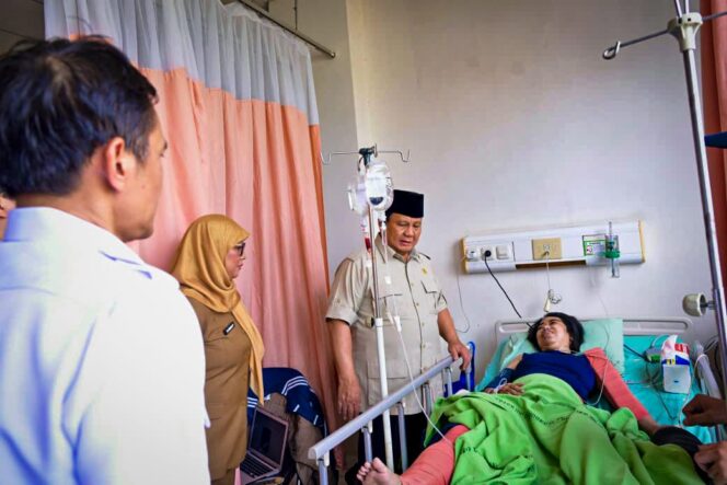 
Presiden Prabowo dan Menhub Dudy Jenguk Korban Kecelakaan KA di Bekasi Timur