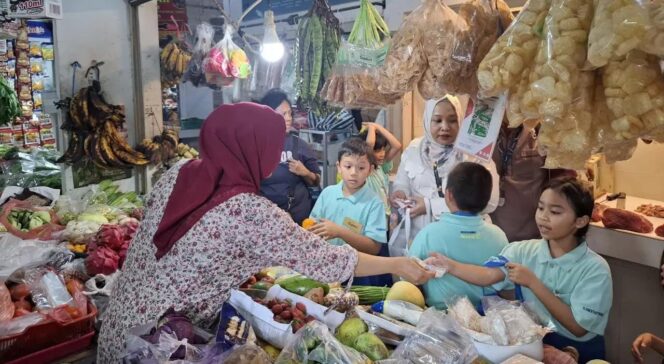 
Pasar Gembrong Sukasari Jadi Destinasi Wisata Belanja dan Edukasi Siswa SD