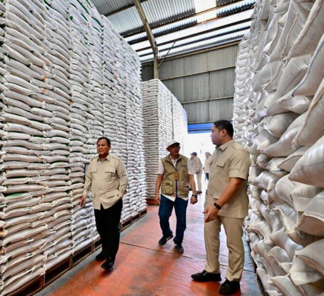 
Sidak Gudang Bulog, Prabowo Pastikan Stok Beras dan Tekankan Kualitas