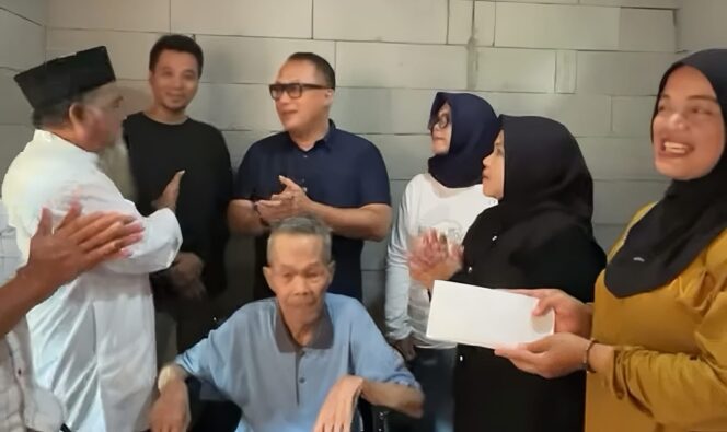 
Arif Rahman Beri Kursi Roda untuk Warga Lumpuh saat Reses di Pandeglang