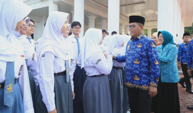 
Peringati Hardiknas, Andra Soni Pastikan Program Sekolah Gratis Jangkau Madrasah Aliyah