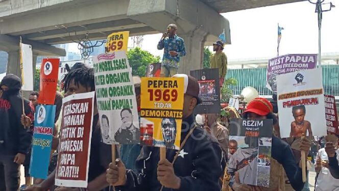
Demo di Kemen HAM: Mahasiswa Papua Sebut Natalius Pigai Gagal