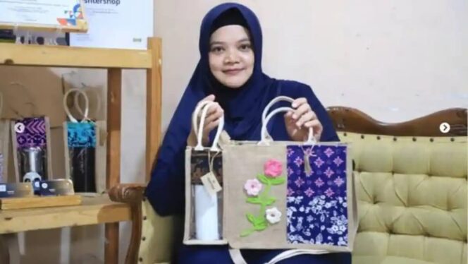 
Dukungan PLN UID Banten: Limbah Goni Jadi Tas Modis Karya UMKM Lokal