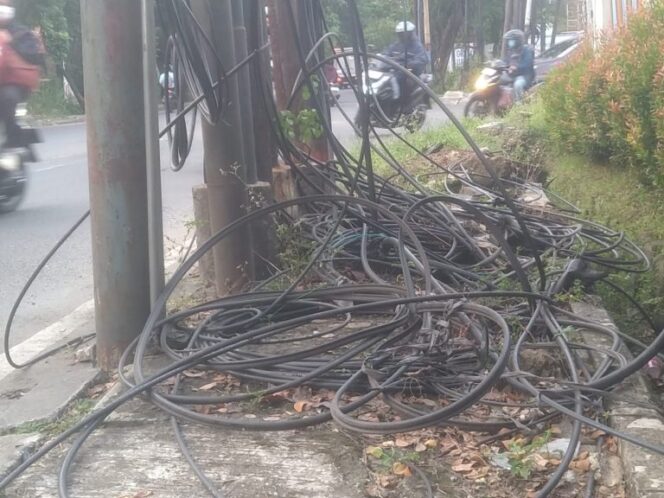 
Komisi I Minta Pemkot Tangerang Larang RT/RW Izinkan Pemasangan Kabel Internet via Udara