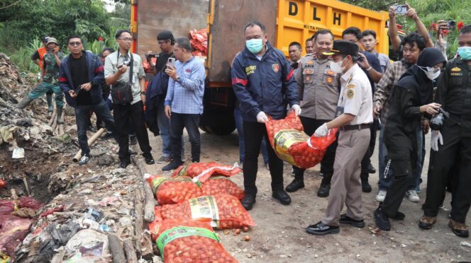 
Bareskrim Polri Musnahkan Bawang Ilegal Lewat Jalur Tikus di Perbatasan Malaysia