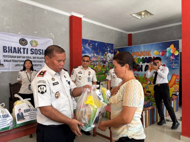 
Peduli Keluarga Warga Binaan, Ka. Lapas Kelas IIB Gunungsitoli Turun Langsung Salurkan Bantuan