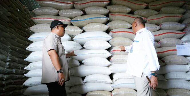
Pantau Gudang Bulog Pandeglang, DPR RI Arif Rahman Pastikan Stok Beras Aman