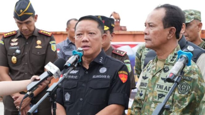 
Satgas PKH dan TNI AL Periksa 25 Kontainer Mineral Diduga Radioaktif di Batam