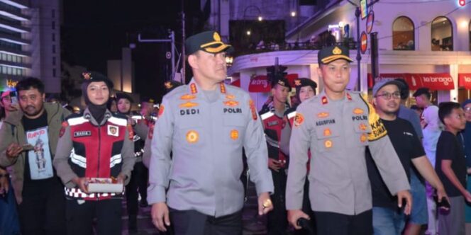 
Pastikan Kamtibmas Aman, Kombes Pol Dedi Supriyadi Pimpin Patroli Malam di Bandung