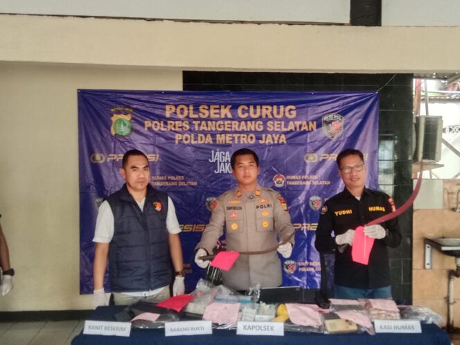 
Polsek Curug Ungkap Kasus Kepemilikan Sajam, Dua Pelaku Diamankan