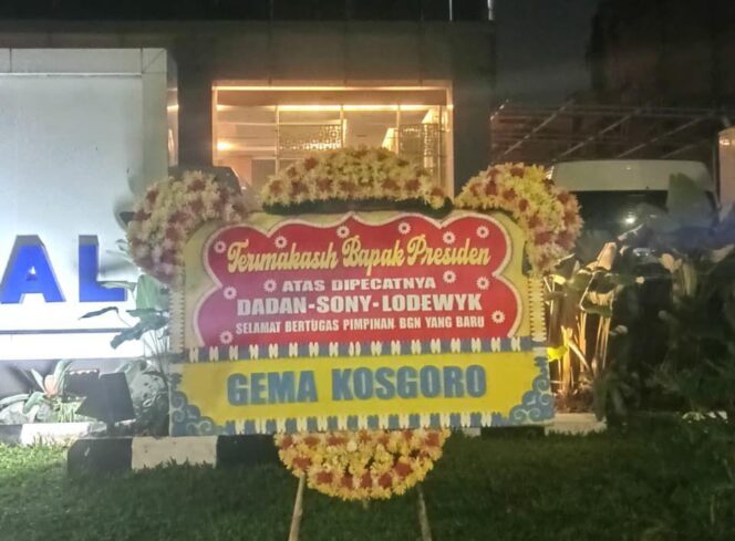 
Karangan Bunga Gema Kosgoro untuk BGN: Dukung Prabowo Copot 3 Pejabat
