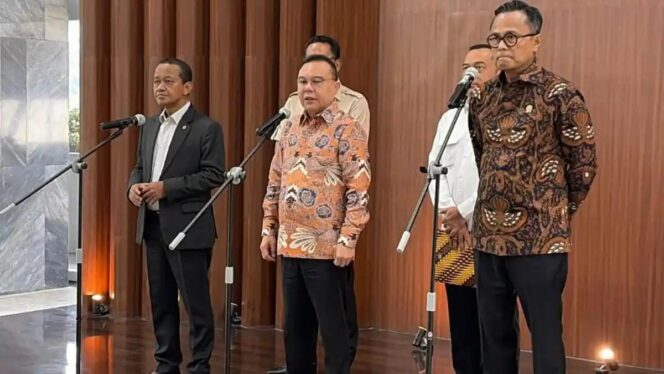 
Sufmi Dasco Pimpin Rakor Bareng Menteri, Bahas Izin Investasi Hingga Ekspor DSI