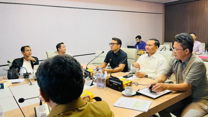 
Fraksi PDIP Tangsel Dorong Disdik Seluruh Seragam Sekolah Gratis Secara Bertahap