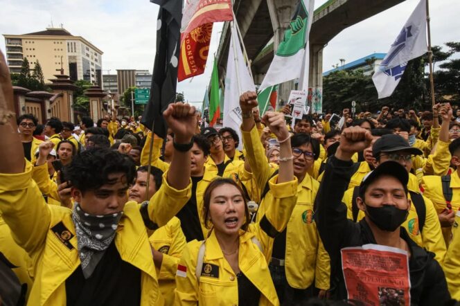 
Polisi Larang Demo di Bundaran HI, Ratusan Mahasiswa Tertahan di Thamrin
