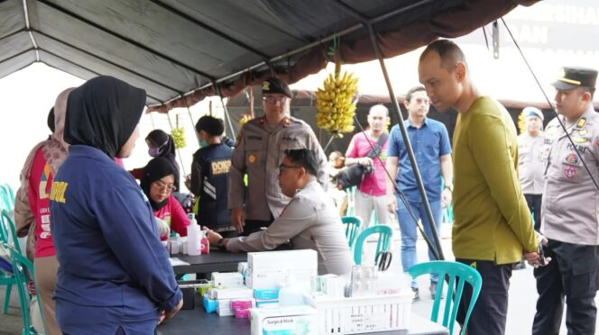 
Polresta Malang Kota Bagikan 500 Porsi Makanan dan Layanan Kesehatan Gratis