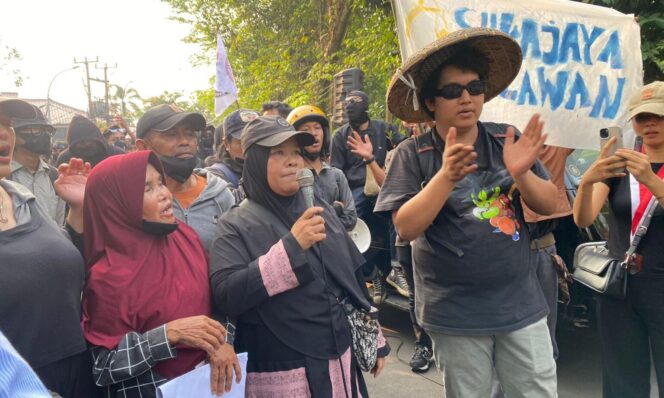 
Tolak SHGB PT PMC, Ratusan Massa Demo di Depan Kantor Bupati Bogor