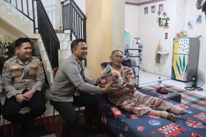 
Kapolres Tangerang Selatan Anjangsana Ke Anggota Sakit Menahun