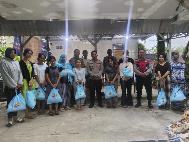 
Polsek Cisauk Salurkan Paket Sembako untuk Mahasiswa Perantau, Wujud Kepedulian HUT Bhayangkara ke-80