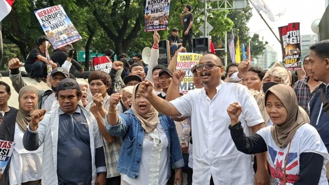 
Massa Gelar Aksi di Patung Kuda, Dukung Program Makan Bergizi Gratis Sekaligus Usut Korupsi