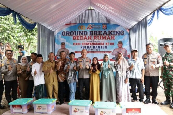 
Sambut Hari Bhayangkara, Kapolda Banten Pimpin Program Bedah Rumah di Kota Serang