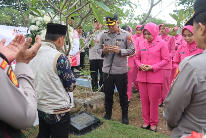
Polres Tangerang Selatan Gelar Ziarah dan Tabur Bunga di Makam Personel Polri yang Gugur dalam Tugas