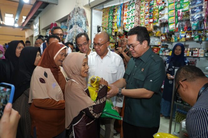 
Mendag Tinjau Pasar Manis Banyumas, Pastikan Pasokan Aman dan Harga Bahan Pokok Terkendali