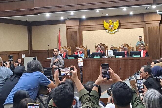 
BREAKING NEWS: Divonis 10 Tahun Penjara, Nadiem Makarim Wajib Bayar Rp809,5 M