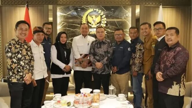 
Sufmi Dasco dan Mensesneg Terima Audiensi Guru Honorer, Bahas Pengangkatan ASN