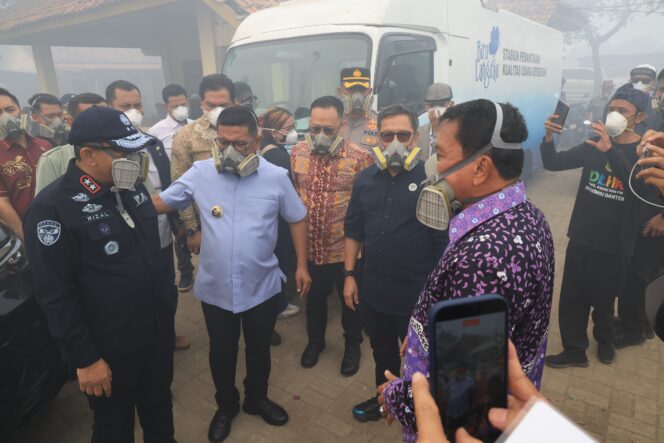 
Andra Soni Tinjau Kebakaran TPA Jatiwaringin Tangerang.