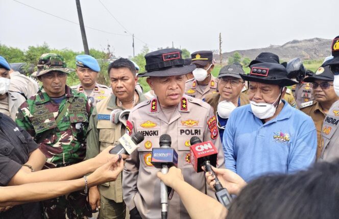 
Kapolda Banten Pastikan Penanganan Kebakaran TPA Jatiwaringin Berjalan Optimal