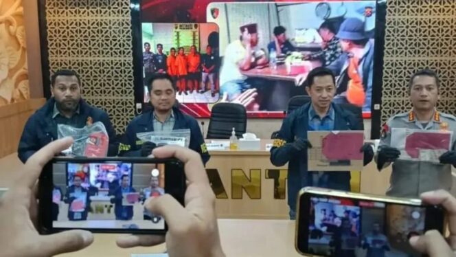 
Polda Banten Bongkar Pungli di Kawasan Industri Nikomas Gemilang, 4 Orang Ditangkap