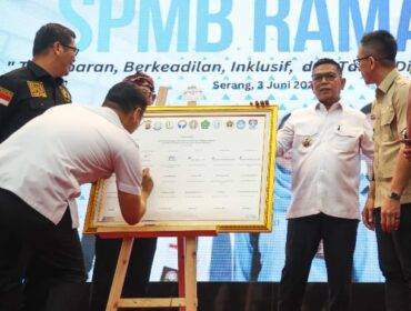 Kegiatan Andra Soni bersama Forkopimda,dalam Penandatanganan Komitmen Bersama SPMB Ramah Tahun Ajaran 2026-2027 di Pendopo Gubernur, (KP3B) Curug, Serang, Rabu (3/6/26).