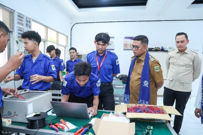 
Gubernur Andra Soni Tegaskan Program Sekolah Gratis Utamakan Mutu Pendidikan