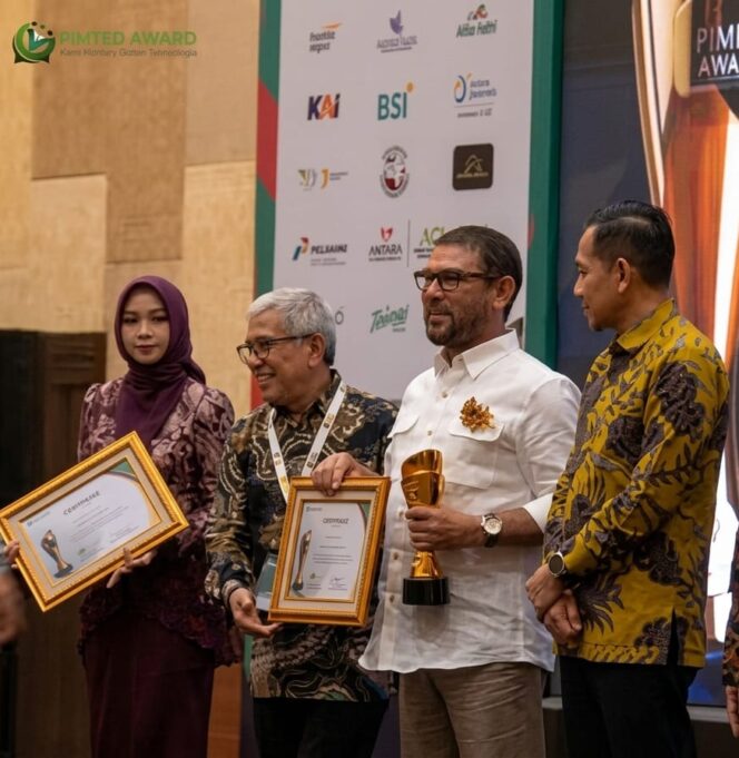 
Terima Pimred Award, Nasir Djamil: Pers Harus Kembali ke Rakyat